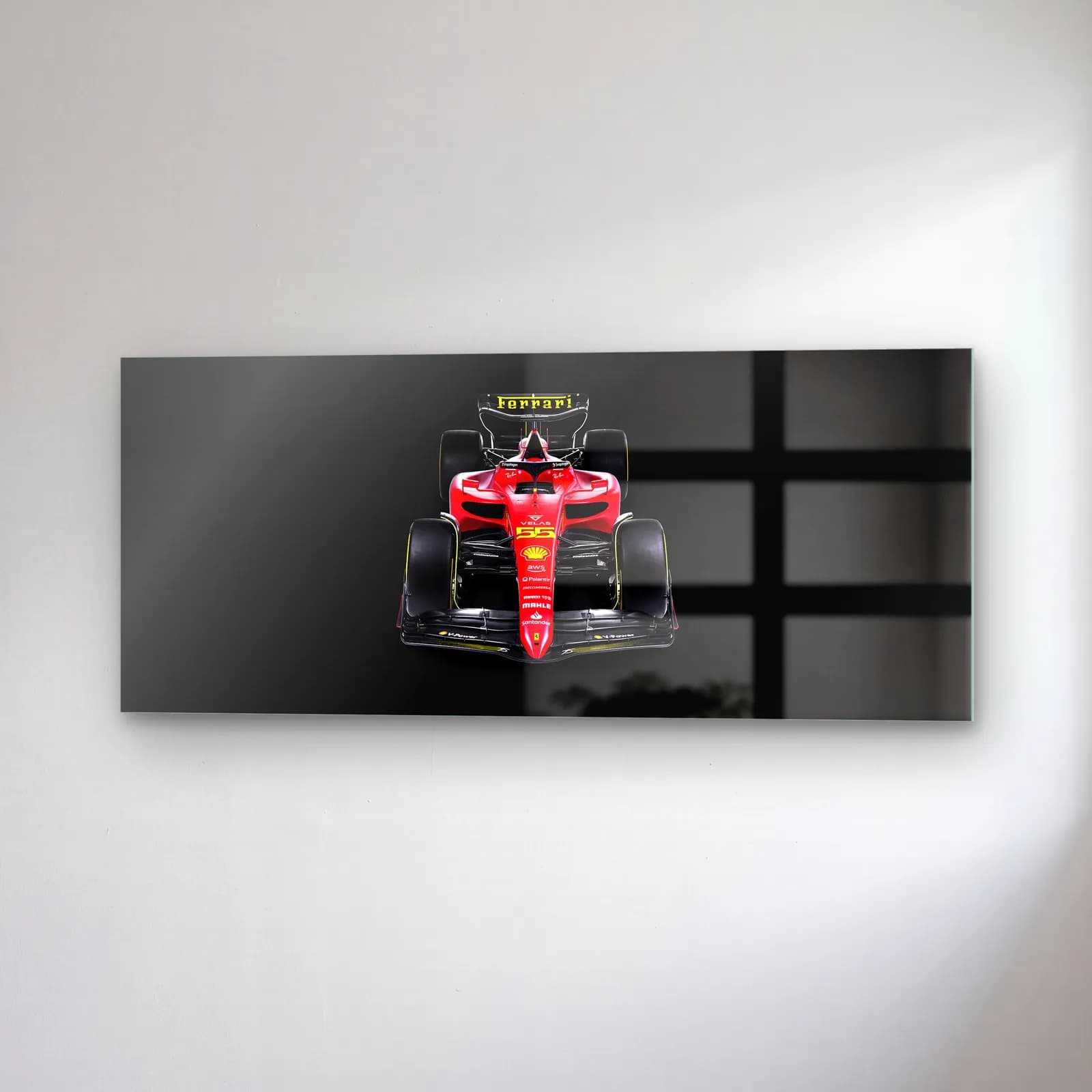 Karanlıkta Önden Ferrari F1 cam tablo — sağ açıdan görünüm