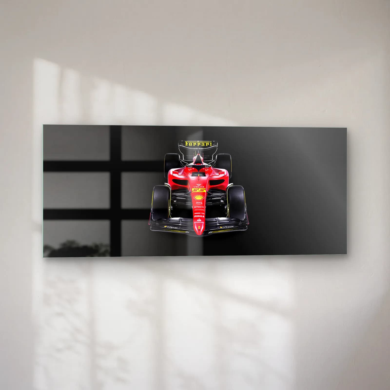 Karanlıkta Önden Ferrari F1 cam tablo — sol açıdan görünüm