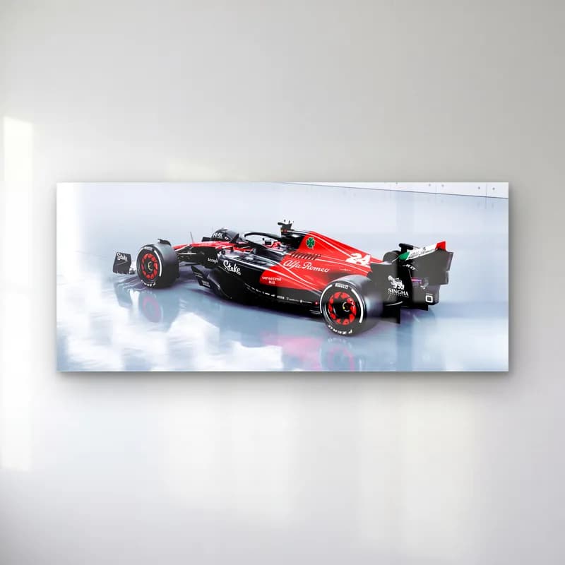 Parlak Stüdyoda Alfa Romeo F1 cam tablo — Yansımalı beyaz stüdyoda açılı duran kırmızı siyah Alfa Romeo F1 aracı