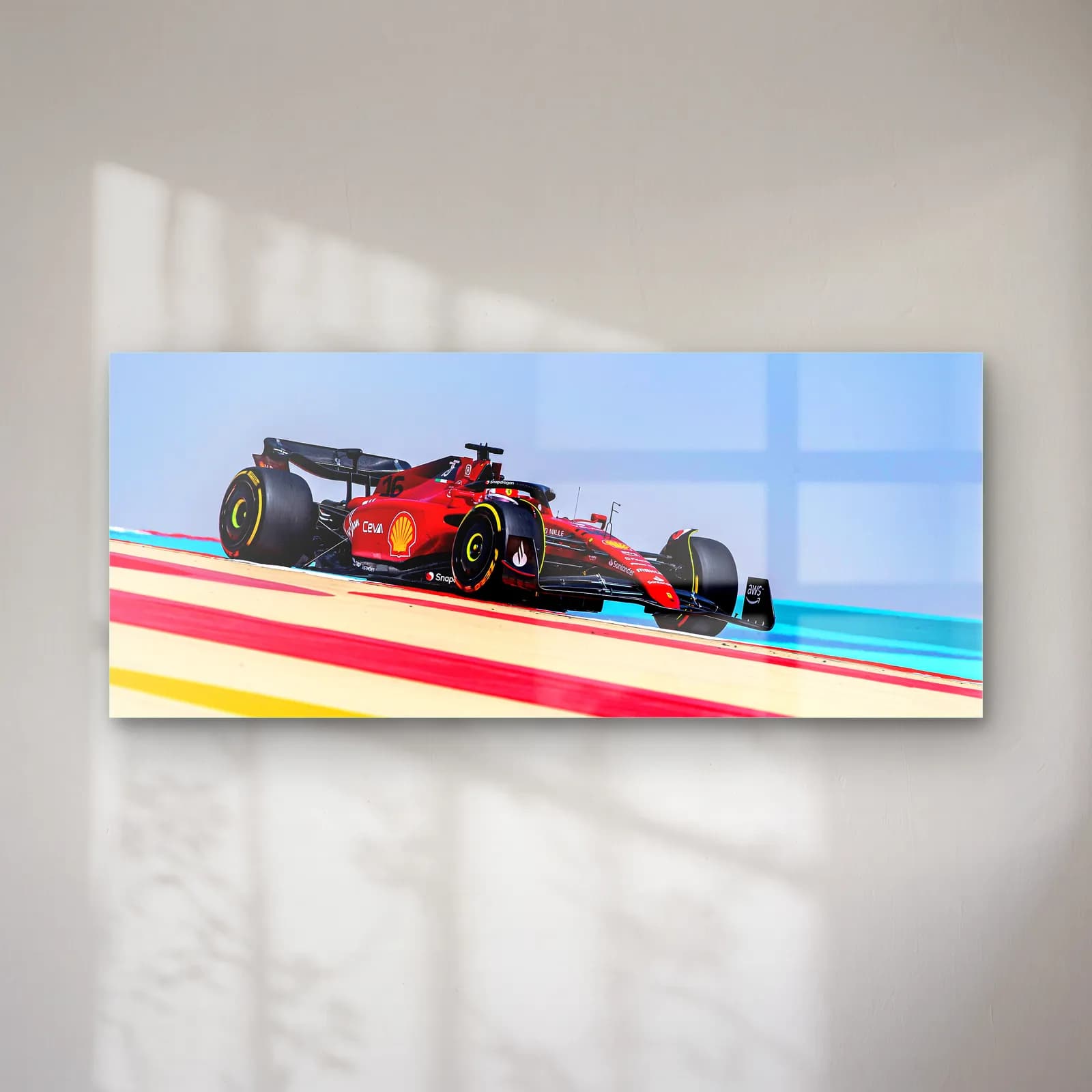 Renkli Pistte Ferrari F1 cam tablo — Sarı kırmızı pist bordürü üzerinde mavi zemin önünde kırmızı Ferrari F1