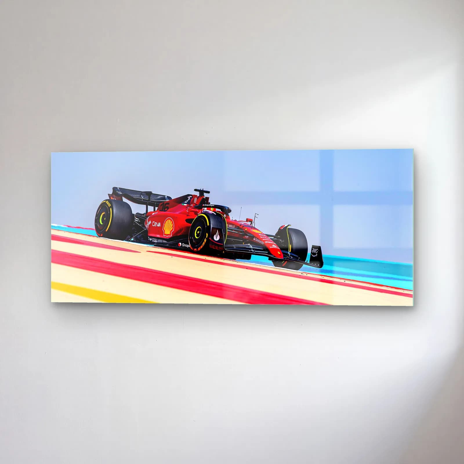 Renkli Pistte Ferrari F1 cam tablo — sağ açıdan görünüm