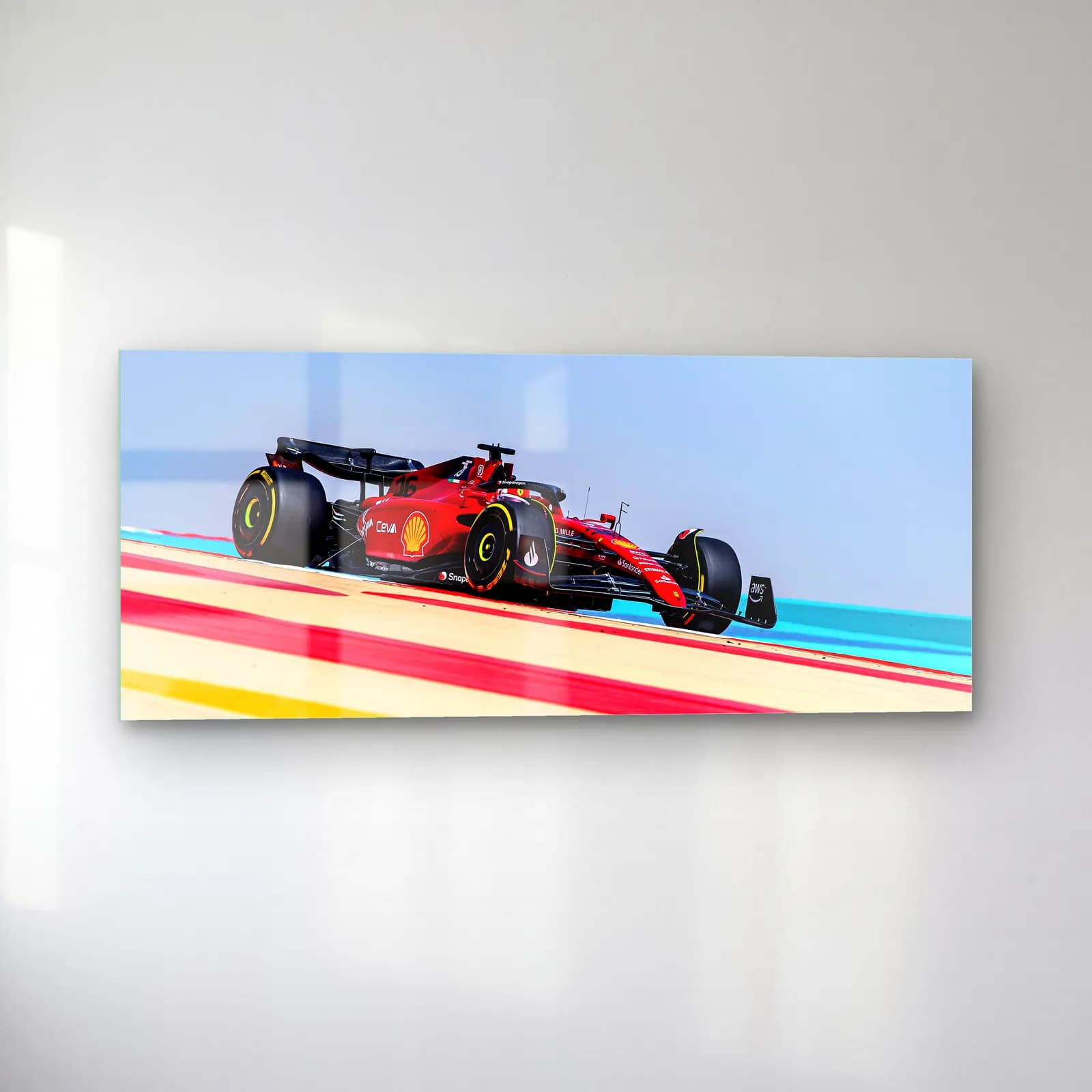 Renkli Pistte Ferrari F1 cam tablo — sol açıdan görünüm