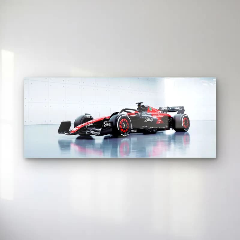 Alfa Romeo F1 Açılı Görünüm cam tablo — Beyaz yansımalı stüdyoda açılı duran kırmızı siyah Alfa Romeo F1