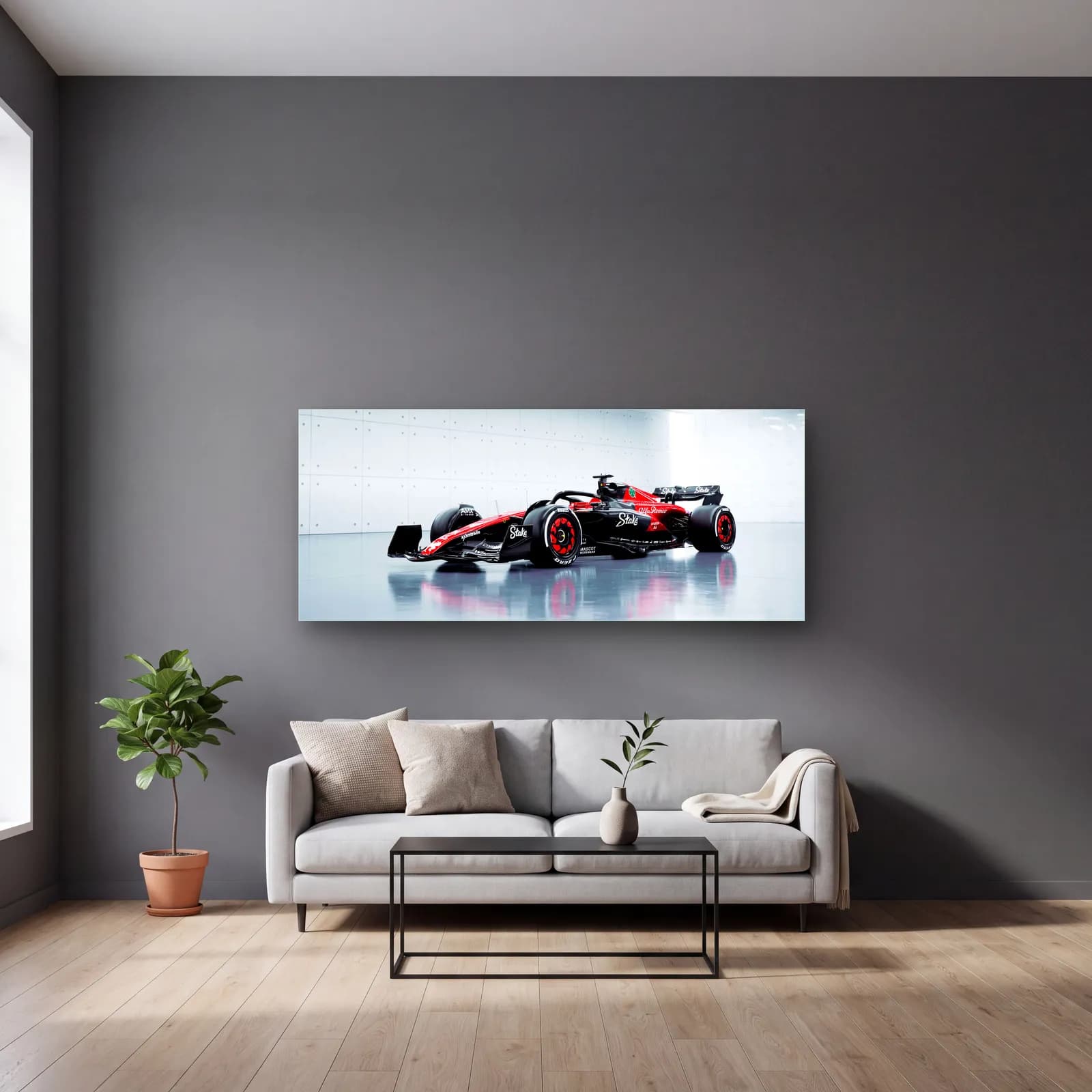 Alfa Romeo F1 Açılı Görünüm cam tablo — gri duvarlı salonda