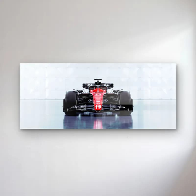 Önden Alfa Romeo F1 Stüdyo cam tablo — Beyaz stüdyoda önden görülen kırmızı siyah Alfa Romeo F1 aracı