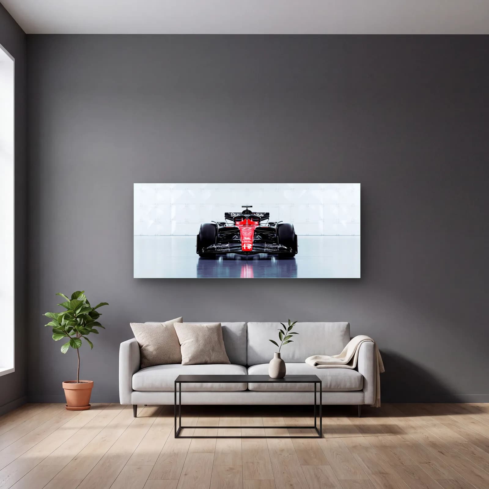 Önden Alfa Romeo F1 Stüdyo cam tablo — gri duvarlı salonda