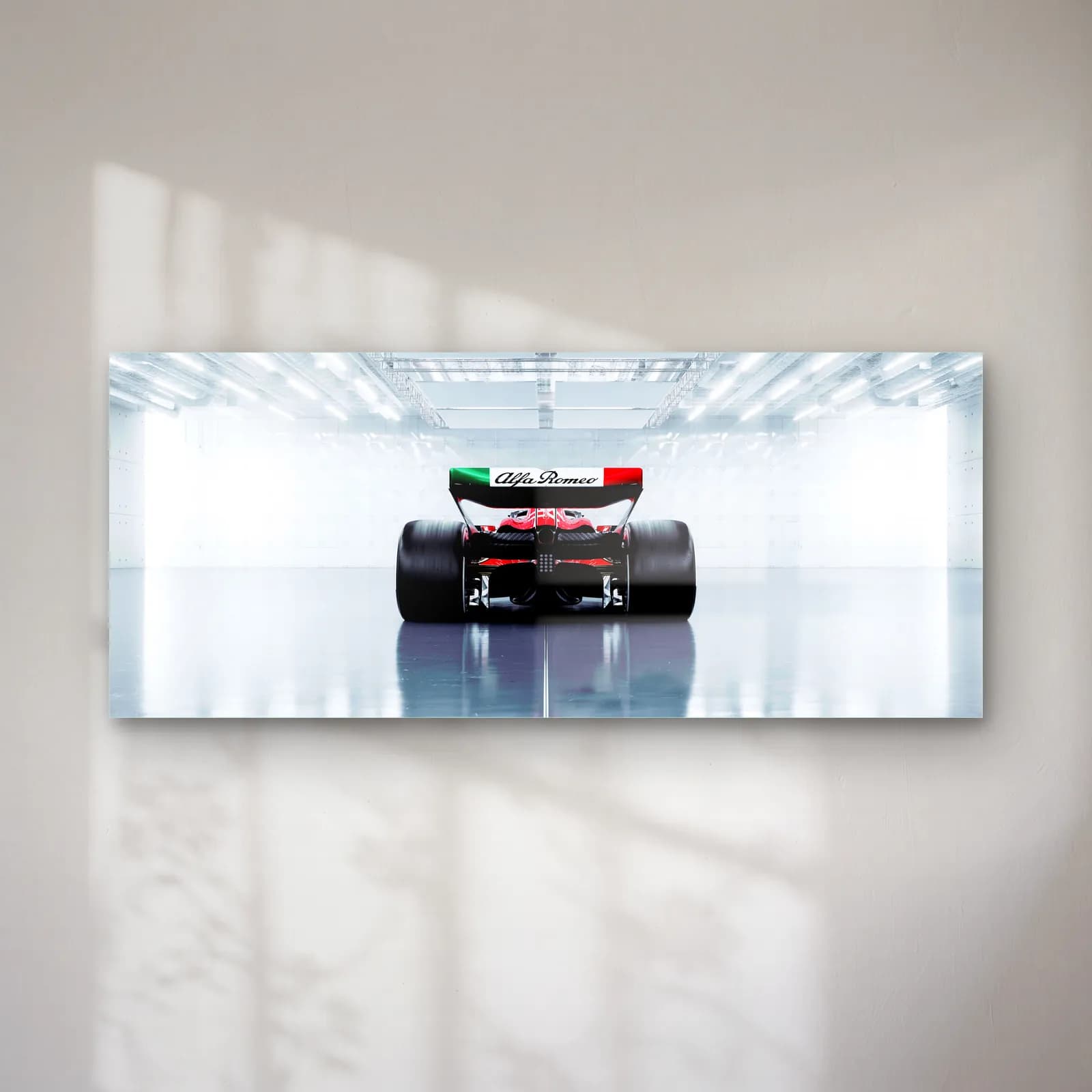 Arkadan Alfa Romeo F1 Stüdyo cam tablo — Beyaz stüdyoda arkadan görülen, kanadı İtalyan bayrağı renkli Alfa Romeo F1