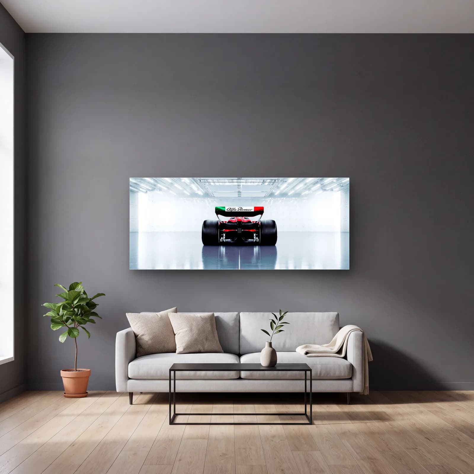 Arkadan Alfa Romeo F1 Stüdyo cam tablo — gri duvarlı salonda