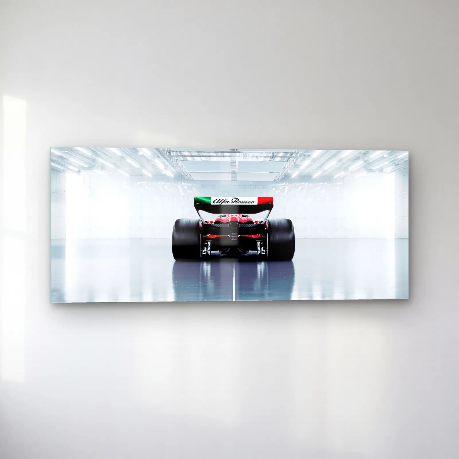 Arkadan Alfa Romeo F1 Stüdyo cam tablo — sol açıdan görünüm