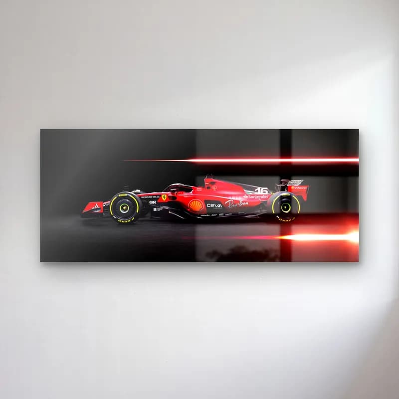 Kırmızı Işık Çizgili Ferrari F1 cam tablo — Koyu zeminde kırmızı ışık çizgileri önünde yandan Ferrari F1 aracı