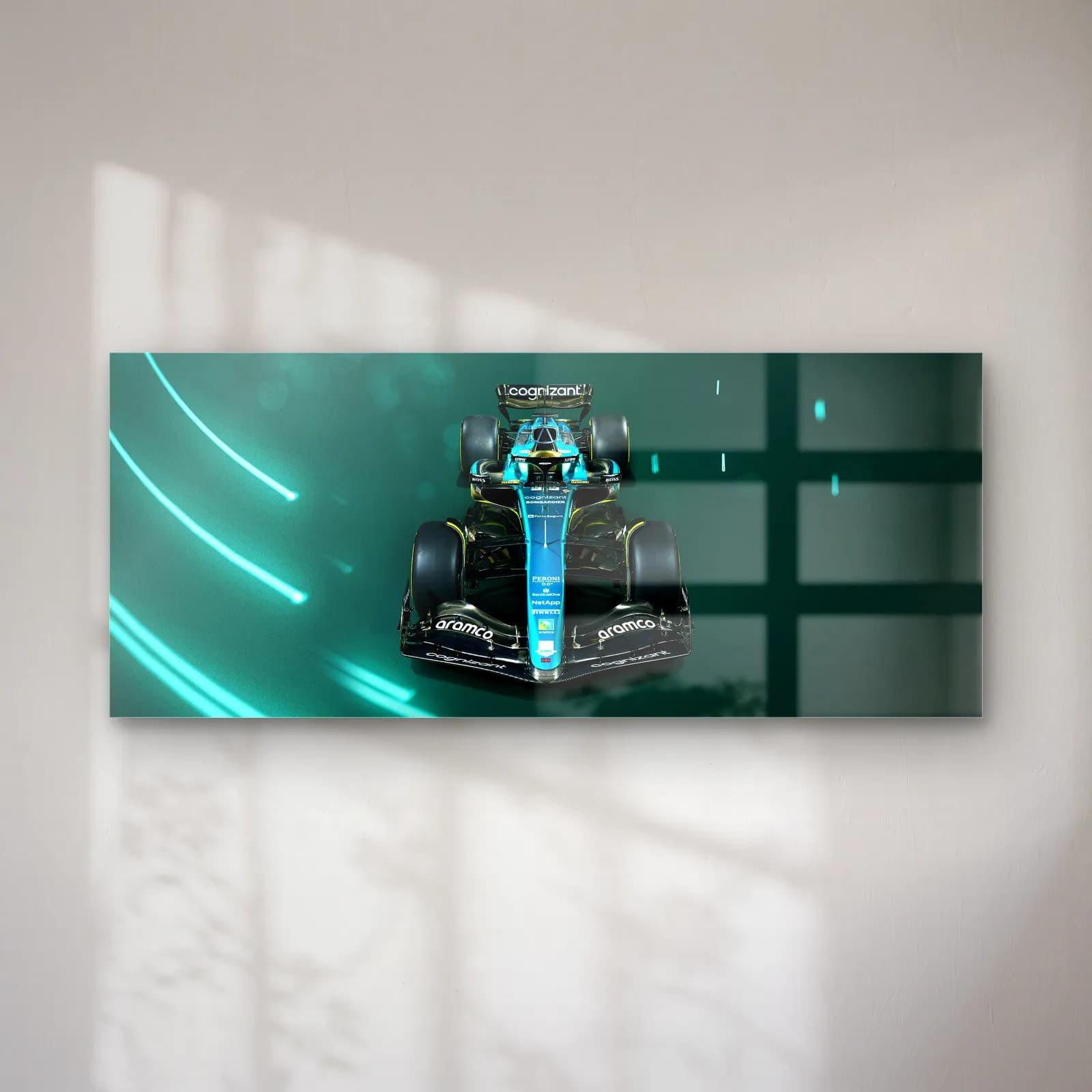 Önden Aston Martin F1 Neon cam tablo — Yeşil neon ışıklı koyu zeminde önden görülen Aston Martin F1 aracı