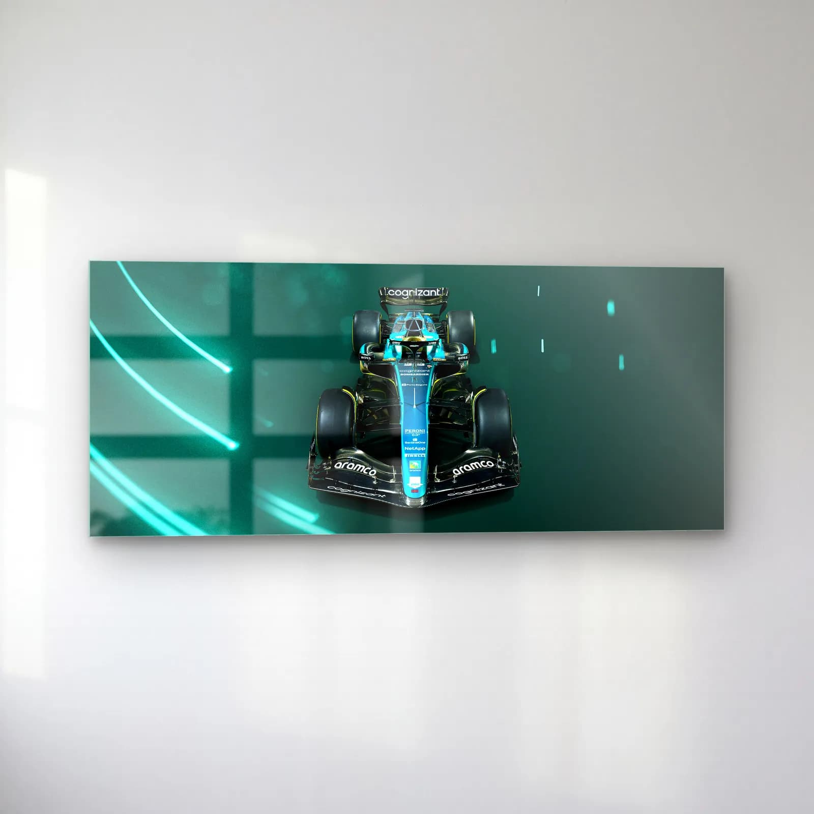 Önden Aston Martin F1 Neon cam tablo — sol açıdan görünüm