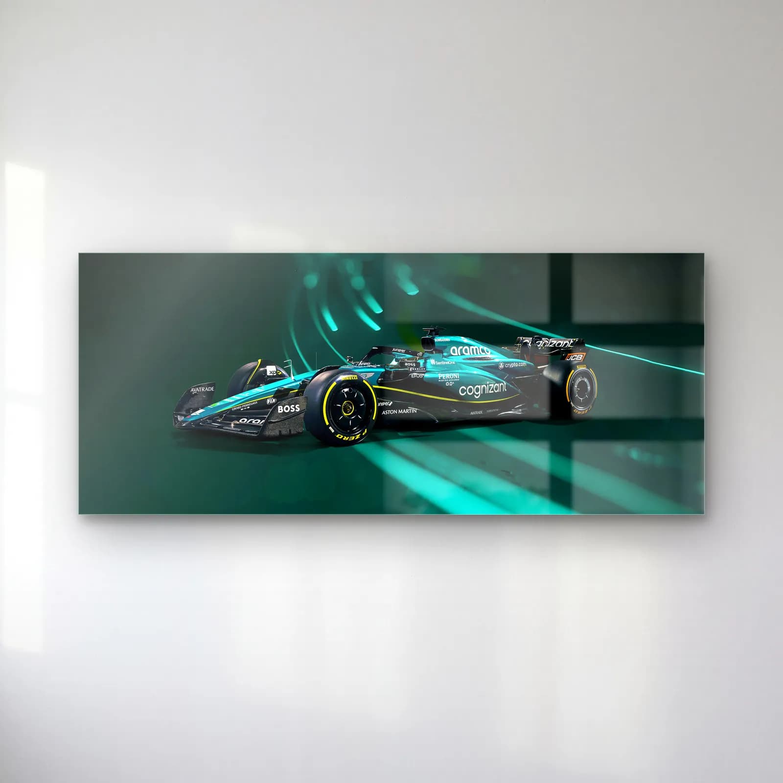 Aston Martin F1 Açılı Neon cam tablo — Turkuaz neon ışık halkaları içinde açılı yeşil Aston Martin F1 aracı
