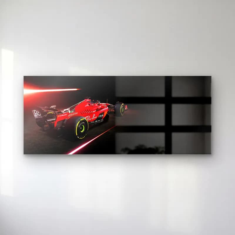 Kırmızı Işık Hüzmesinde Ferrari cam tablo — Koyu zeminde kırmızı ışık hüzmesi önünde açılı Ferrari F1 aracı