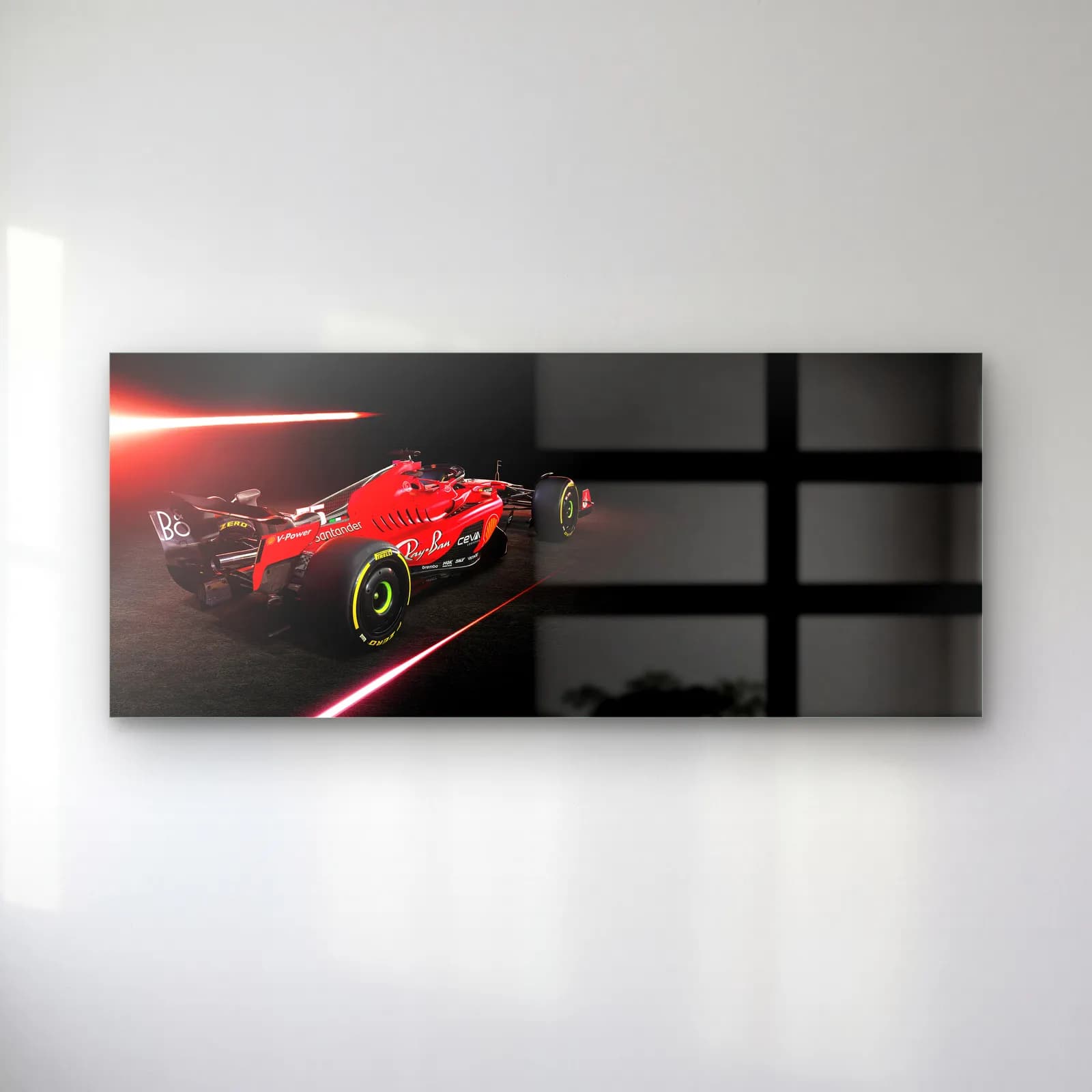 Kırmızı Işık Hüzmesinde Ferrari cam tablo — Koyu zeminde kırmızı ışık hüzmesi önünde açılı Ferrari F1 aracı
