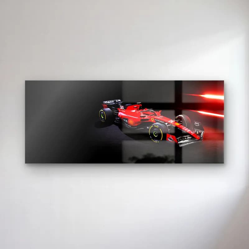 Arka Açıdan Ferrari F1 Karanlık cam tablo — Karanlık zeminde kırmızı ışıklar önünde arka açıdan Ferrari F1 aracı