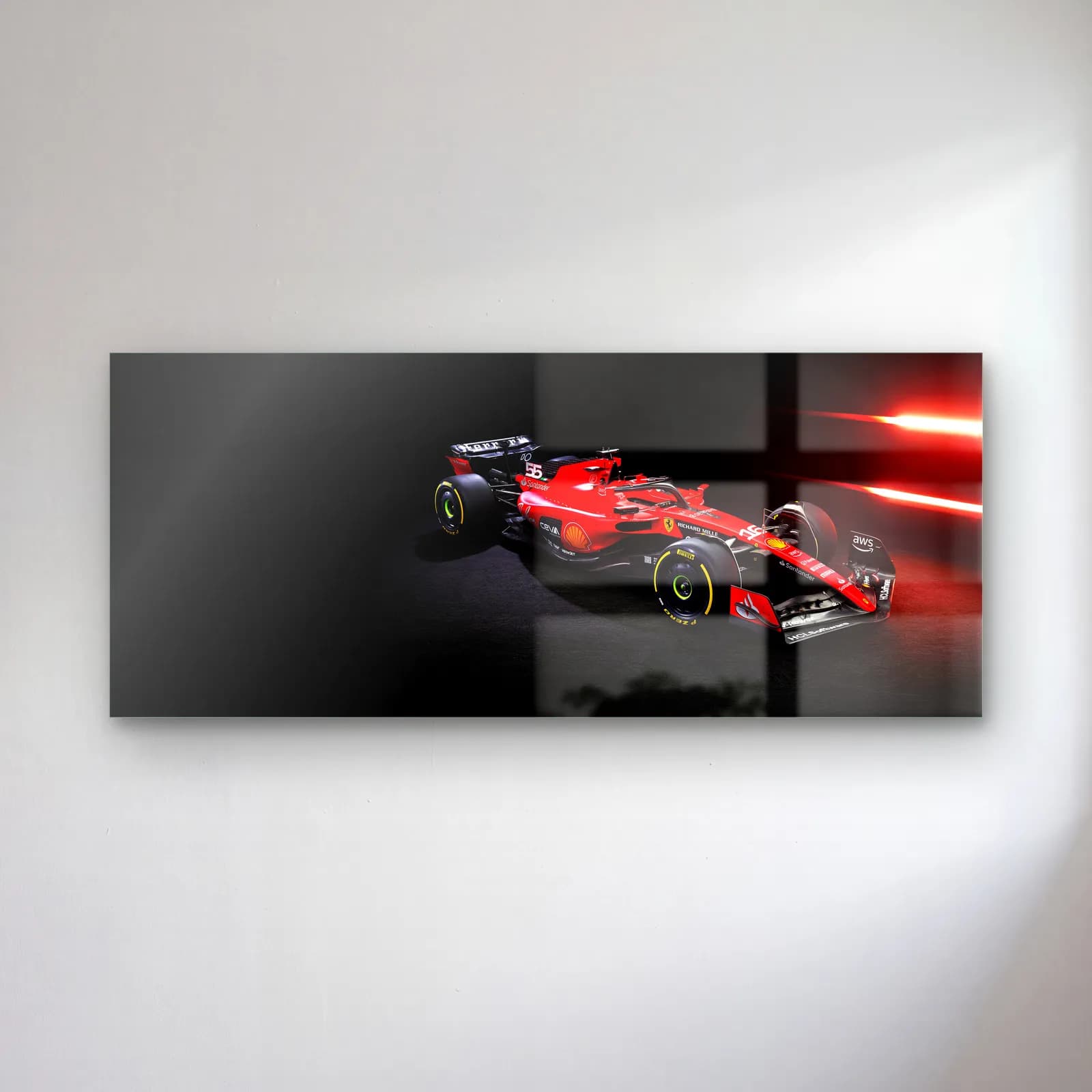 Arka Açıdan Ferrari F1 Karanlık cam tablo — Karanlık zeminde kırmızı ışıklar önünde arka açıdan Ferrari F1 aracı