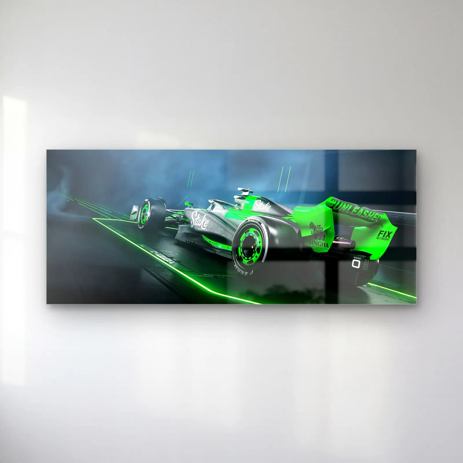 Neon Yeşil Sauber F1 Açılı cam tablo — Neon yeşil çizgilerle çevrili siyah yeşil Sauber F1 aracı
