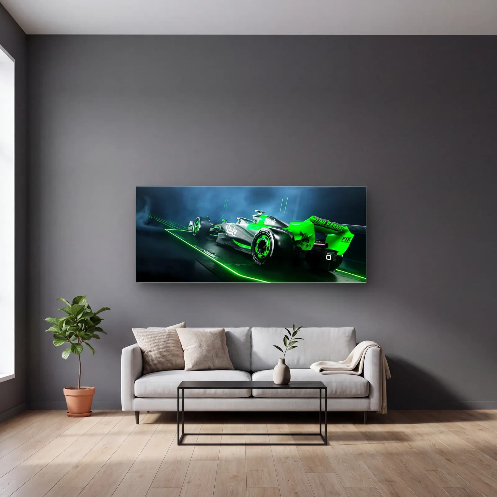 Neon Yeşil Sauber F1 Açılı cam tablo — gri duvarlı salonda