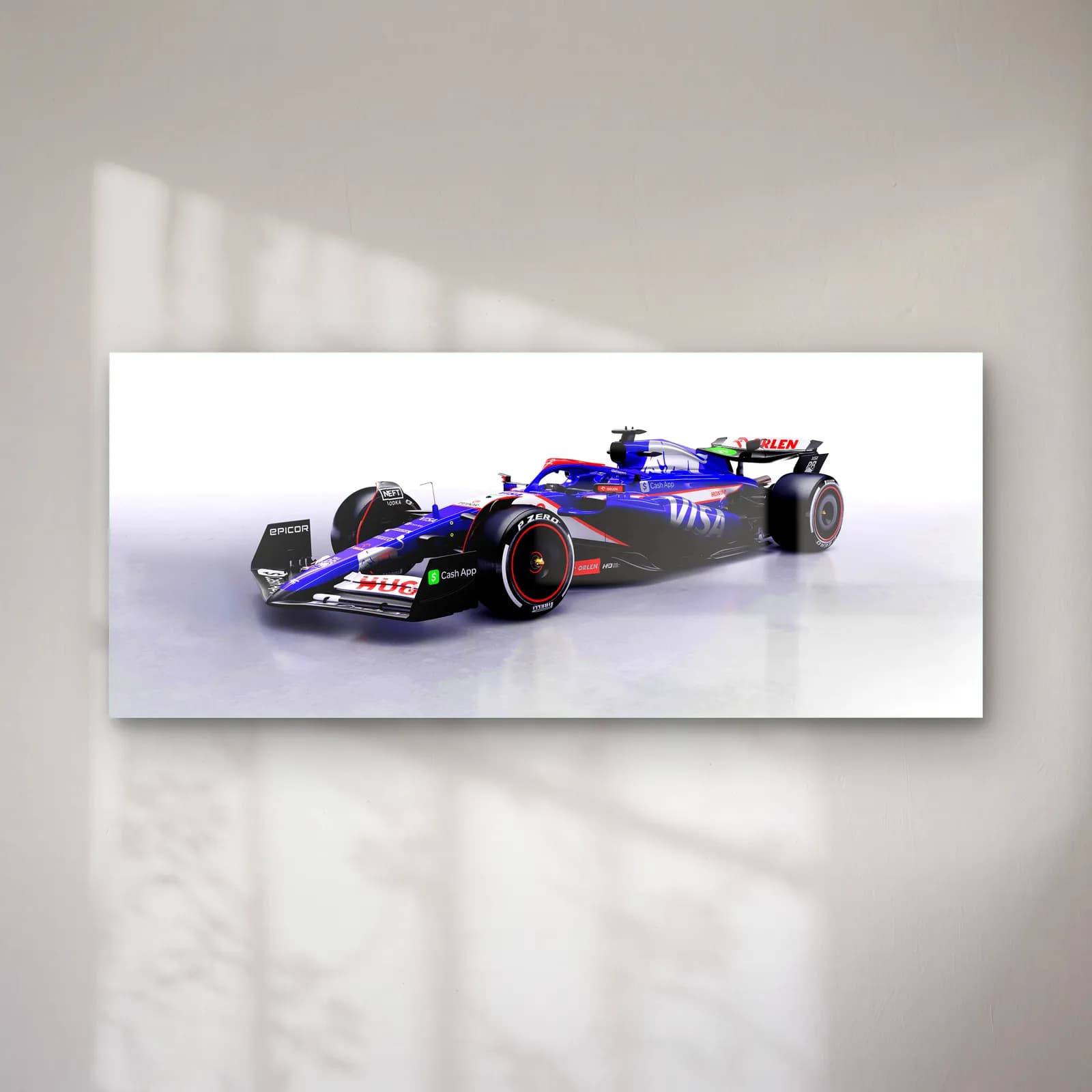 RB F1 Açılı Stüdyo Sol cam tablo — Beyaz stüdyoda soldan açılı duran mavi beyaz RB F1 aracı