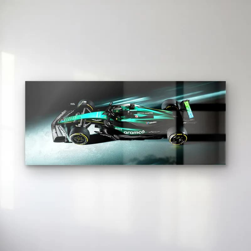 Işık Hızında Aston Martin F1 cam tablo — Turkuaz ışık çizgileri arasında açılı yeşil Aston Martin F1 aracı