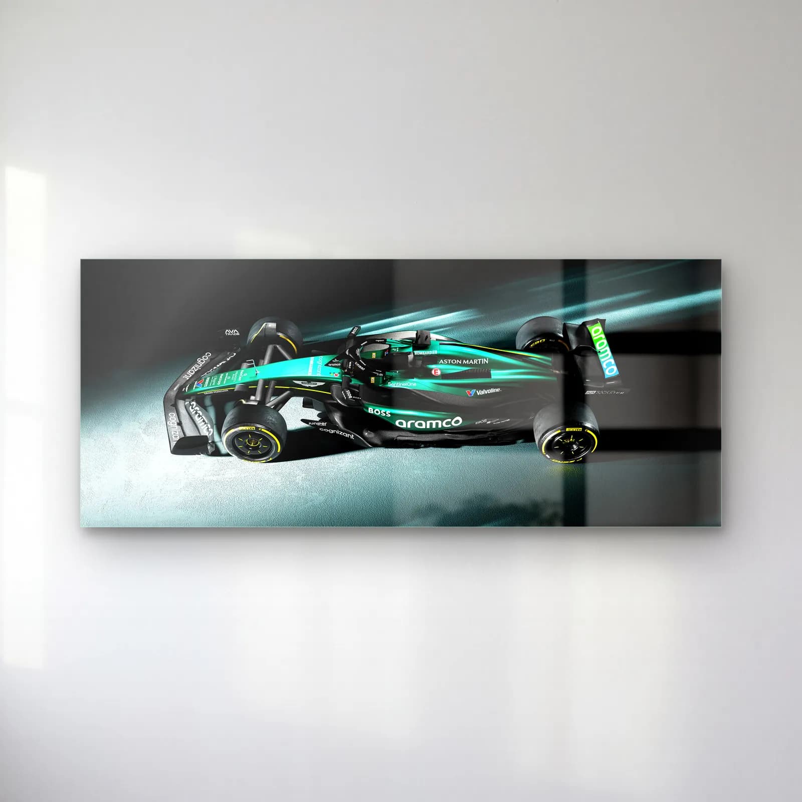 Işık Hızında Aston Martin F1 cam tablo — Turkuaz ışık çizgileri arasında açılı yeşil Aston Martin F1 aracı