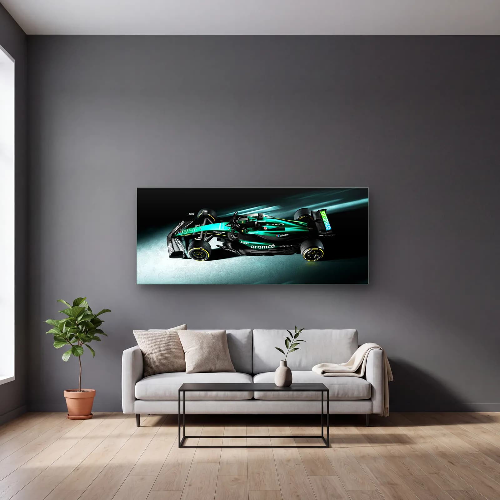 Işık Hızında Aston Martin F1 cam tablo — gri duvarlı salonda