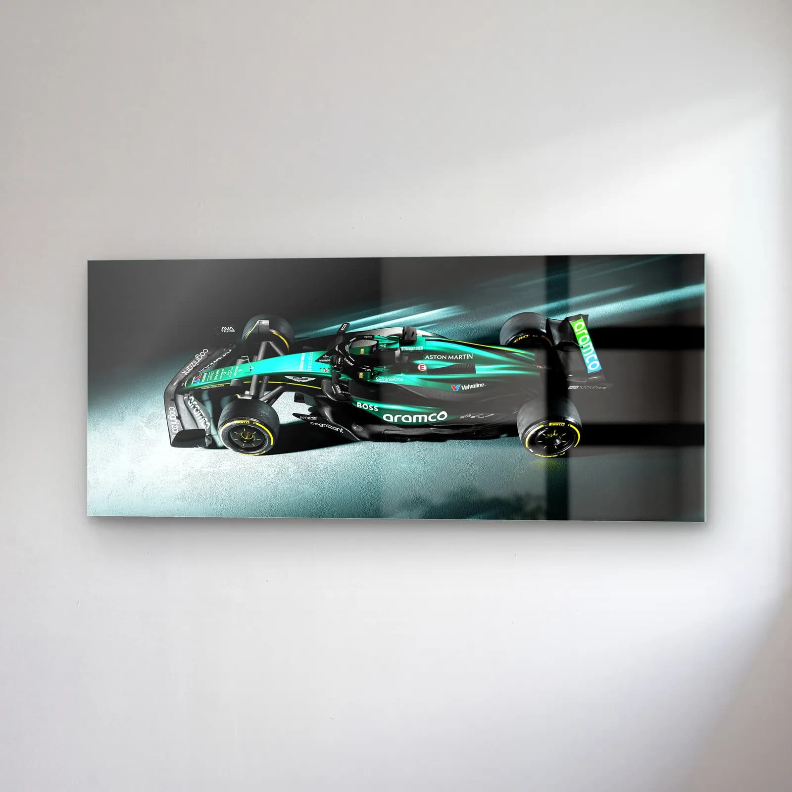 Işık Hızında Aston Martin F1 cam tablo — sağ açıdan görünüm