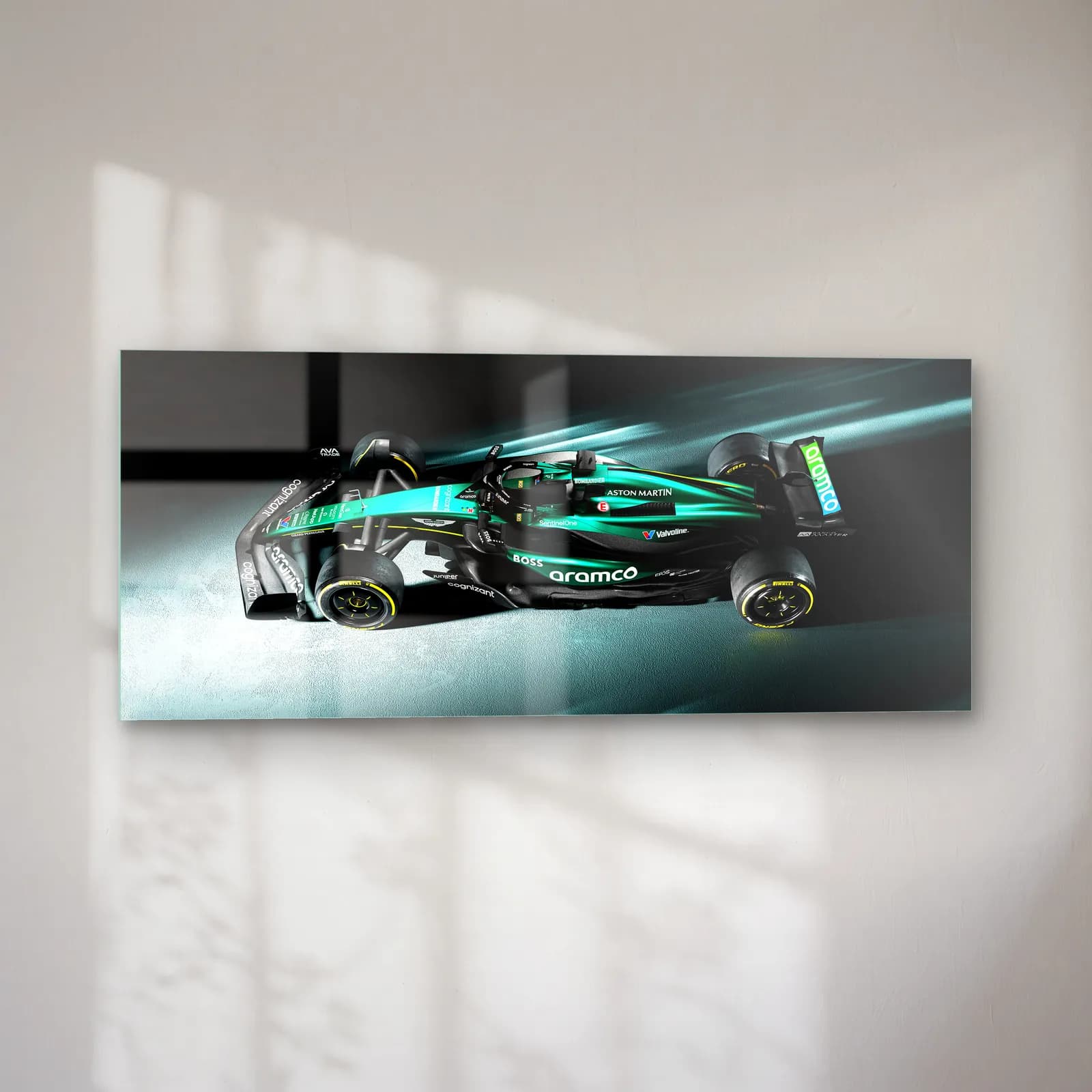 Işık Hızında Aston Martin F1 cam tablo — sol açıdan görünüm