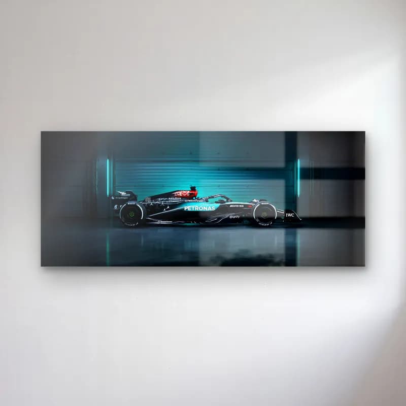 Garajda Mercedes F1 Profil cam tablo — Turkuaz ışıklı garajda yandan görülen siyah Mercedes F1 aracı
