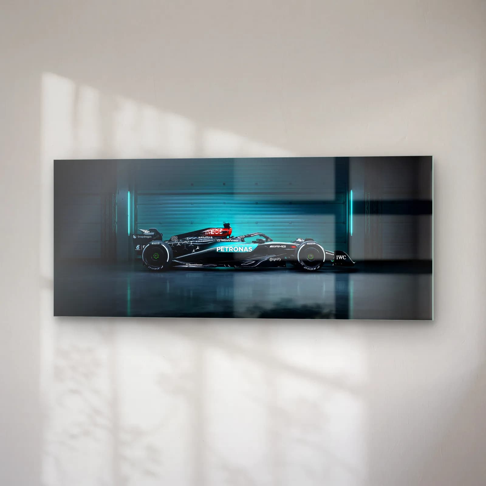 Garajda Mercedes F1 Profil cam tablo — sağ açıdan görünüm