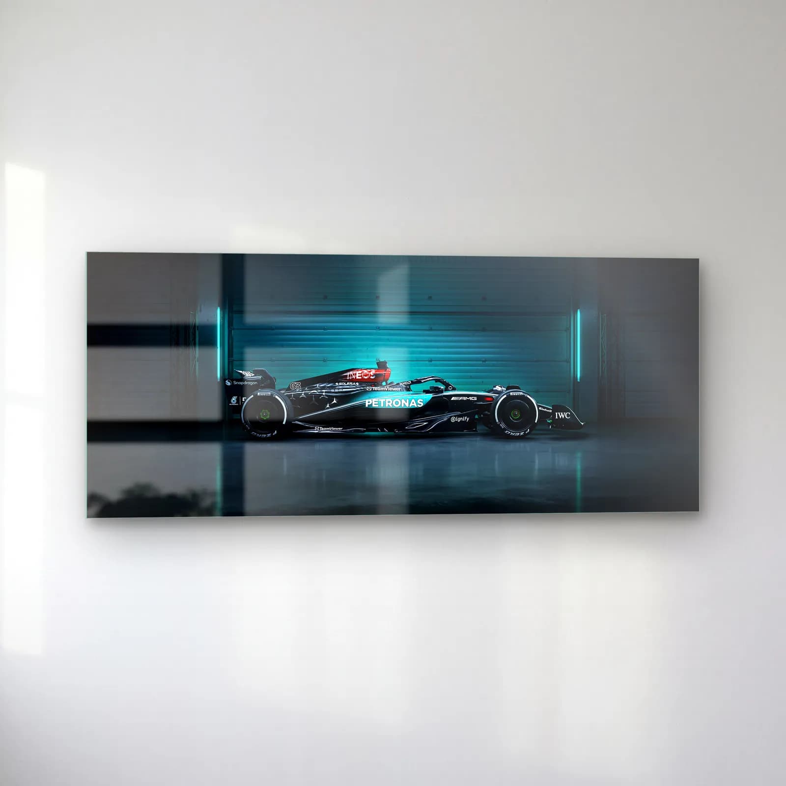 Garajda Mercedes F1 Profil cam tablo — sol açıdan görünüm