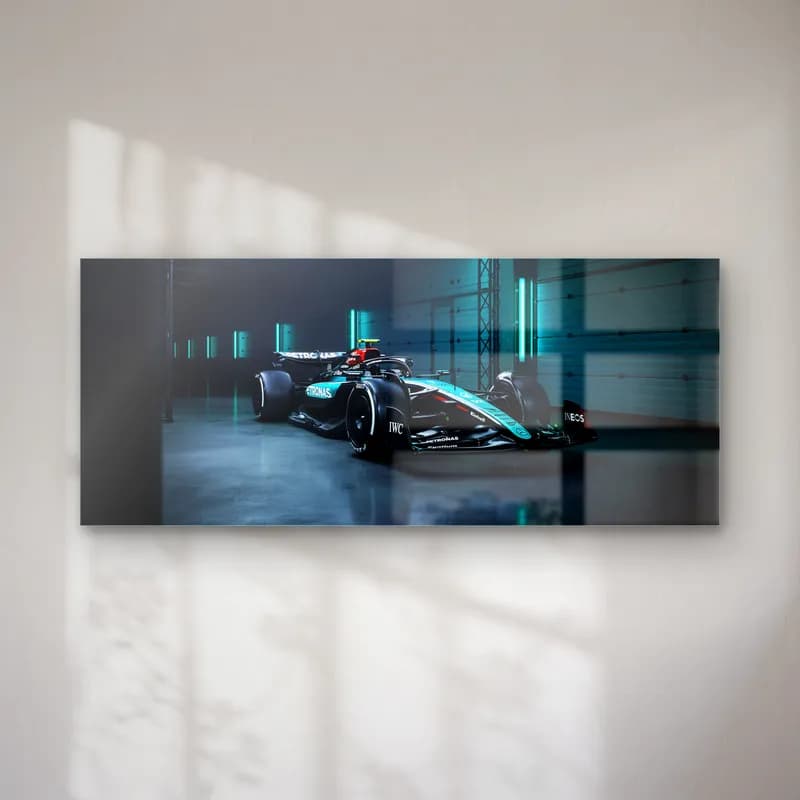 Garajda Mercedes F1 Açılı cam tablo — Turkuaz ışıklı garajda açılı duran siyah gümüş Mercedes F1 aracı