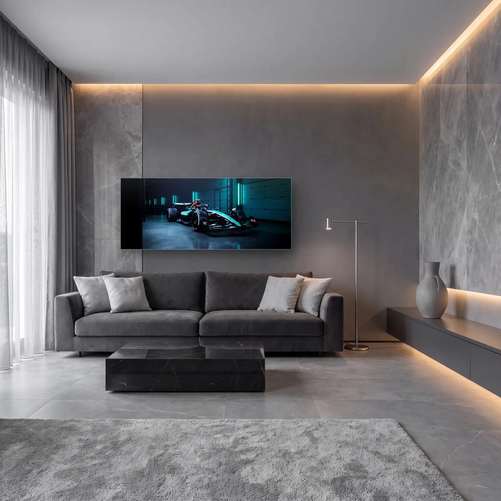 Garajda Mercedes F1 Açılı cam tablo — lüks salon duvarında