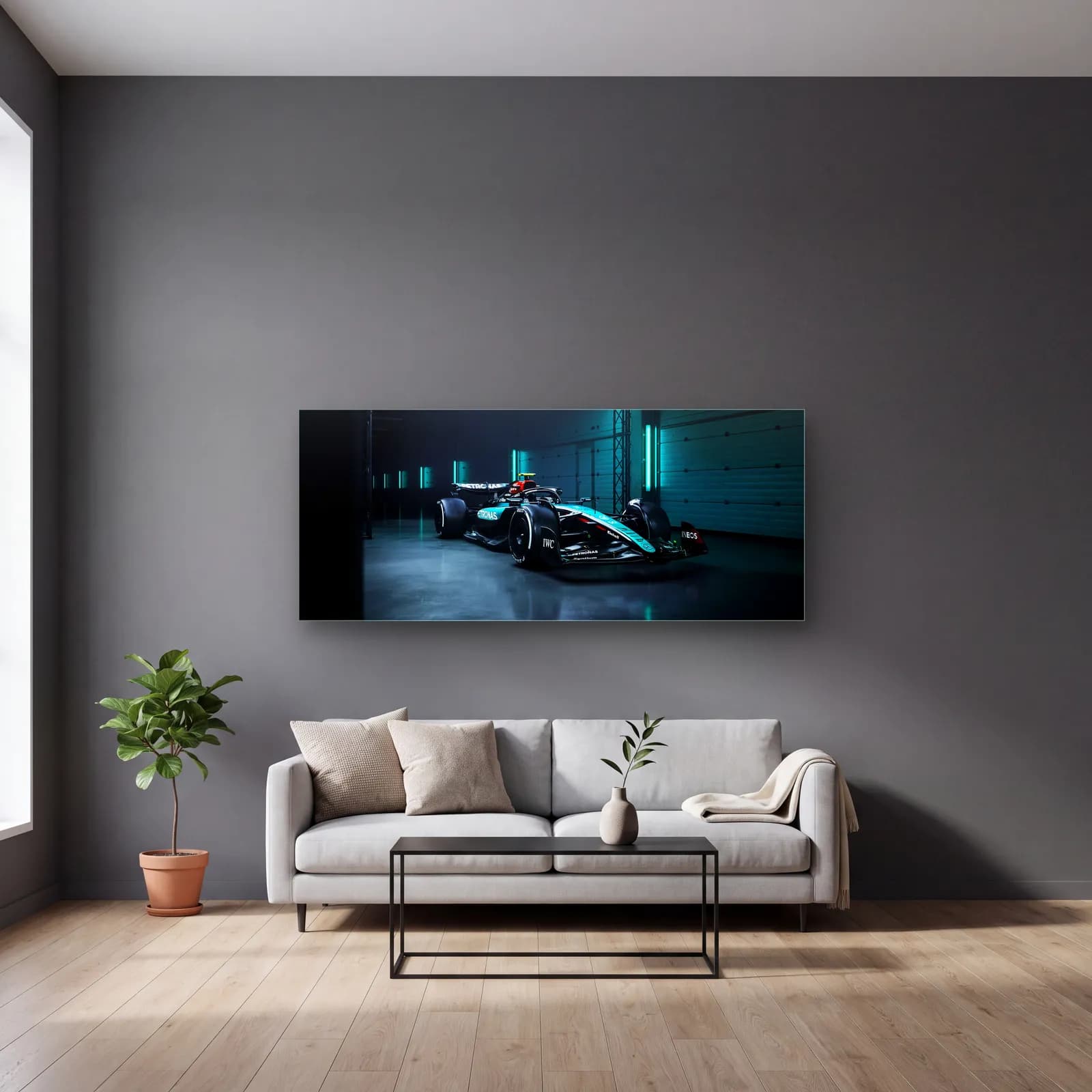 Garajda Mercedes F1 Açılı cam tablo — gri duvarlı salonda