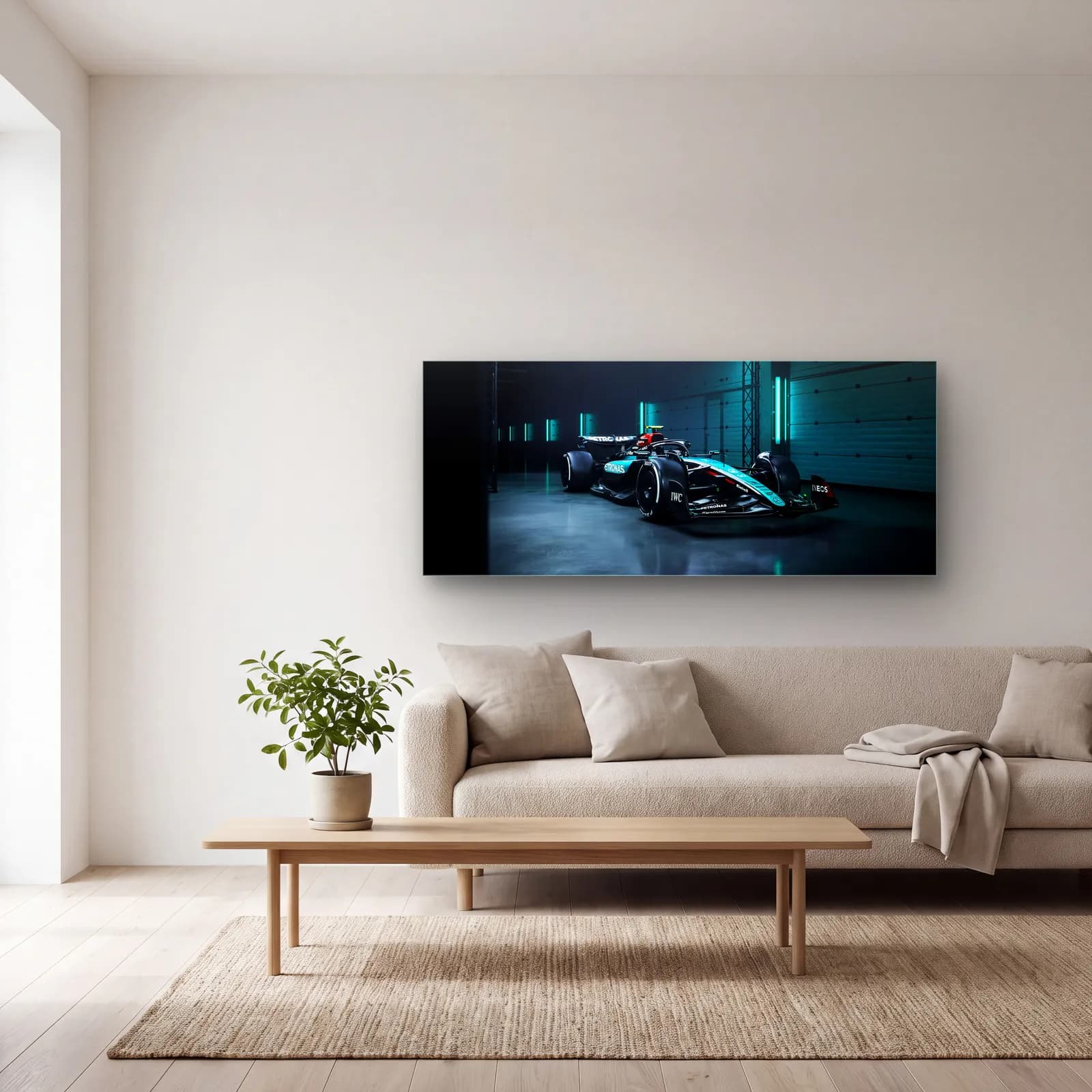 Garajda Mercedes F1 Açılı cam tablo — açık renk salonda