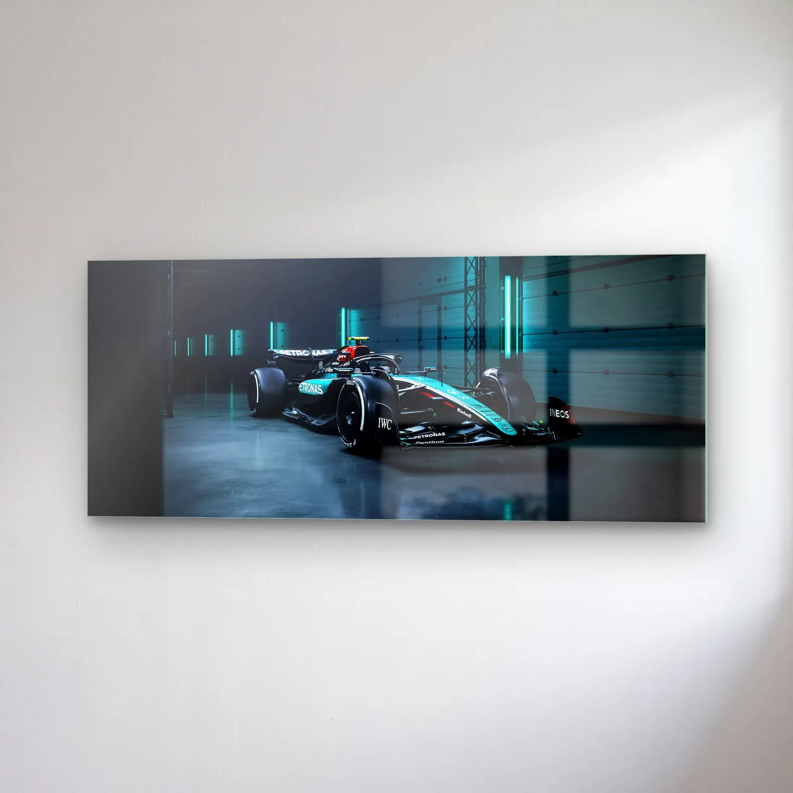 Garajda Mercedes F1 Açılı cam tablo — sağ açıdan görünüm