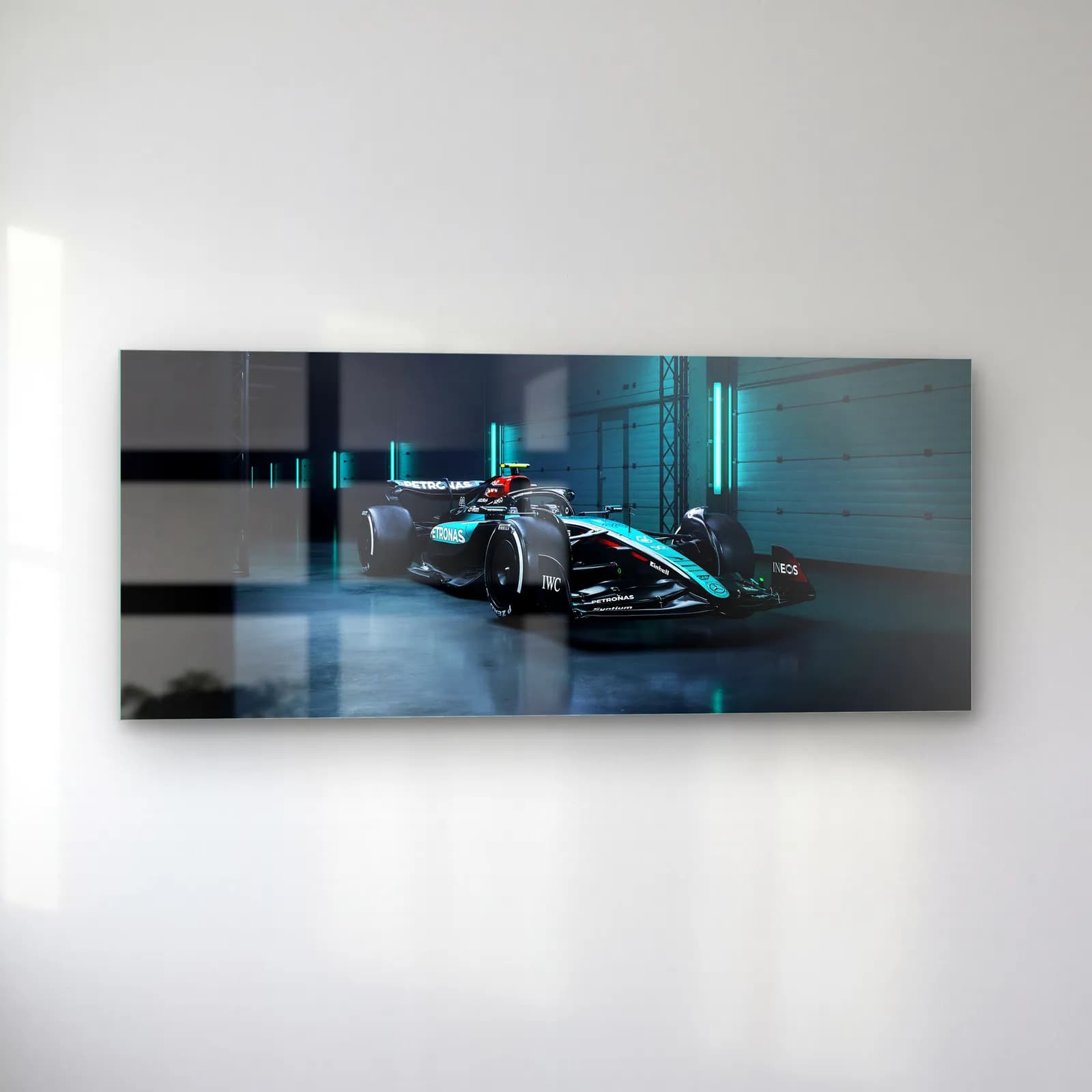 Garajda Mercedes F1 Açılı cam tablo — sol açıdan görünüm