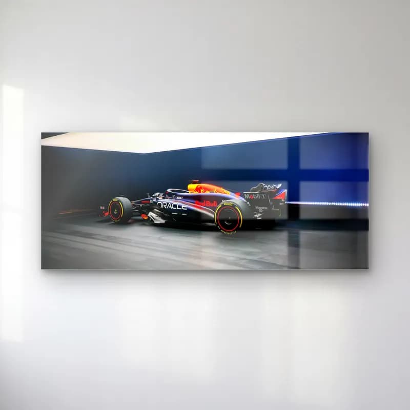 Karanlık Stüdyoda Red Bull F1 cam tablo — Koyu stüdyoda yandan görülen lacivert Red Bull F1 aracı
