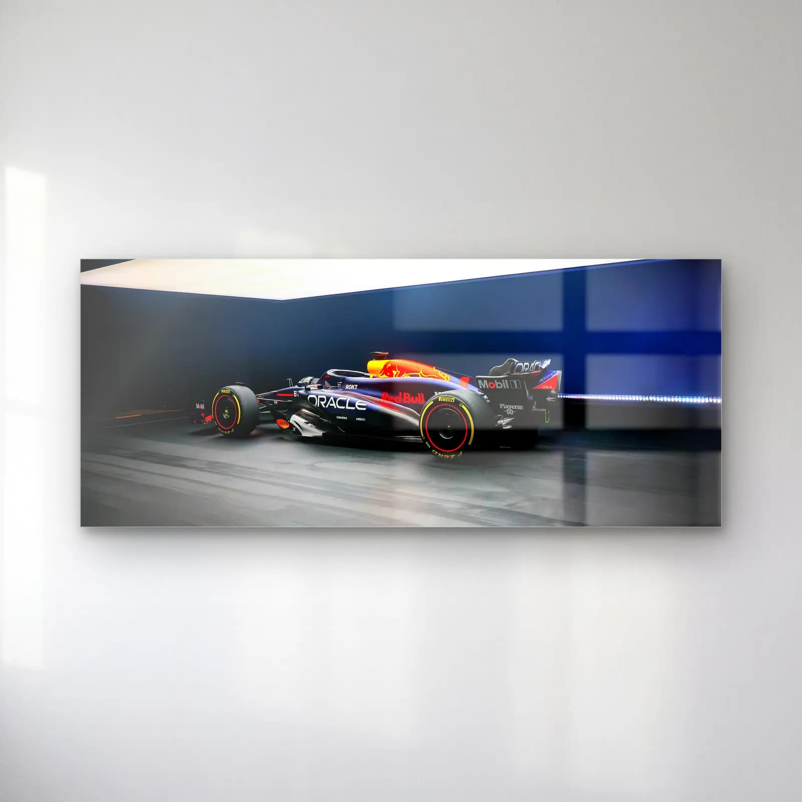 Karanlık Stüdyoda Red Bull F1 cam tablo — Koyu stüdyoda yandan görülen lacivert Red Bull F1 aracı