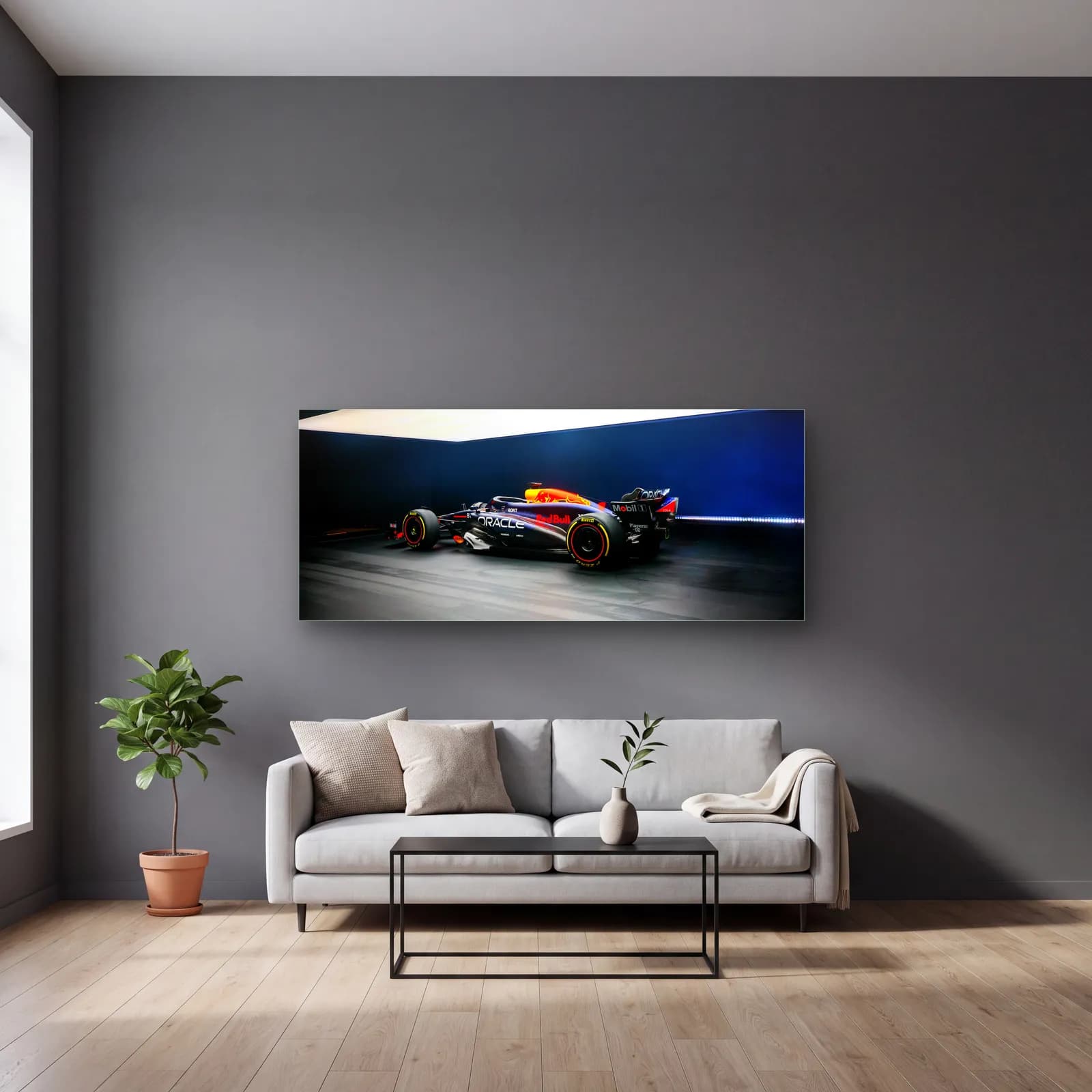 Karanlık Stüdyoda Red Bull F1 cam tablo — gri duvarlı salonda