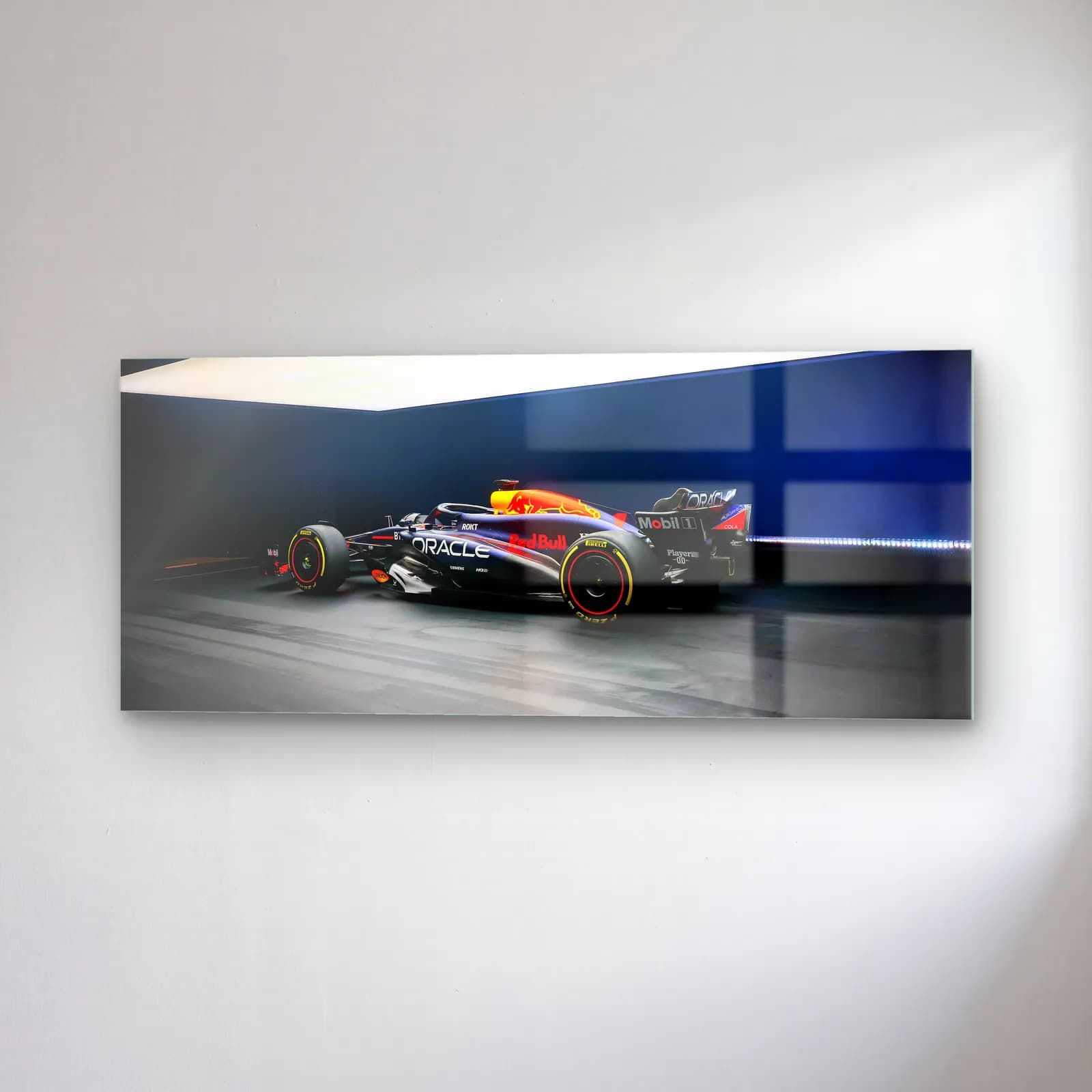 Karanlık Stüdyoda Red Bull F1 cam tablo — sağ açıdan görünüm