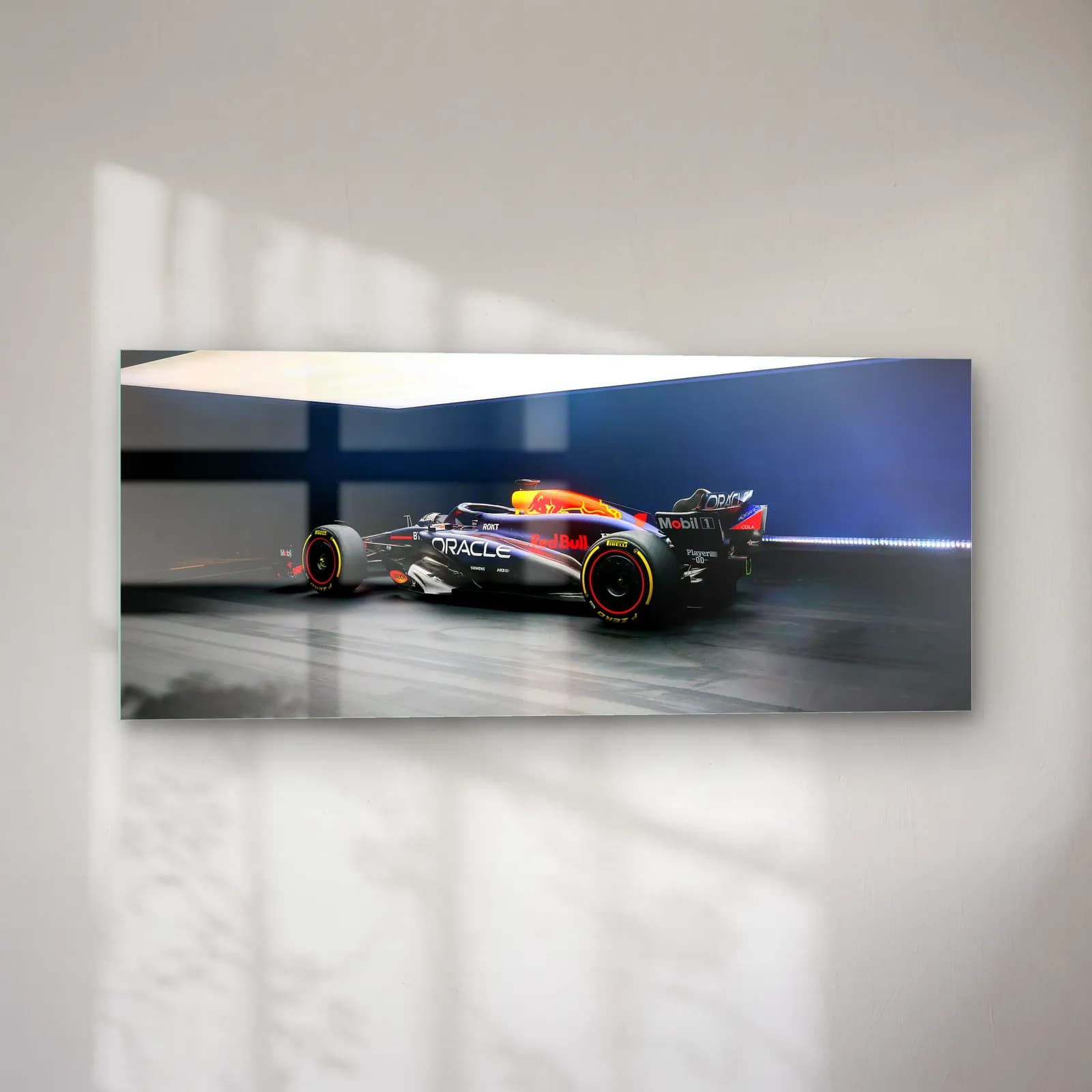Karanlık Stüdyoda Red Bull F1 cam tablo — sol açıdan görünüm
