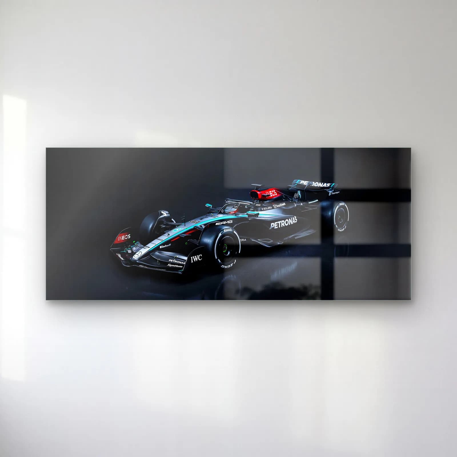 Karanlıkta Mercedes F1 Sağ Açı cam tablo — Koyu zeminde sağdan açılı siyah gümüş Mercedes F1 aracı