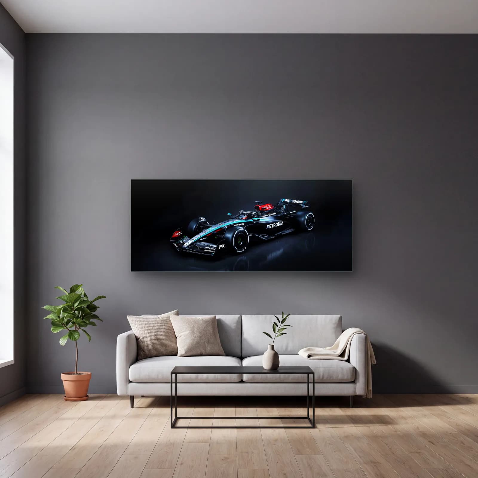 Karanlıkta Mercedes F1 Sağ Açı cam tablo — gri duvarlı salonda