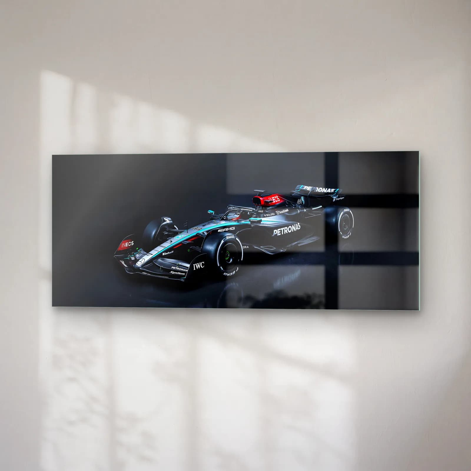 Karanlıkta Mercedes F1 Sağ Açı cam tablo — sağ açıdan görünüm