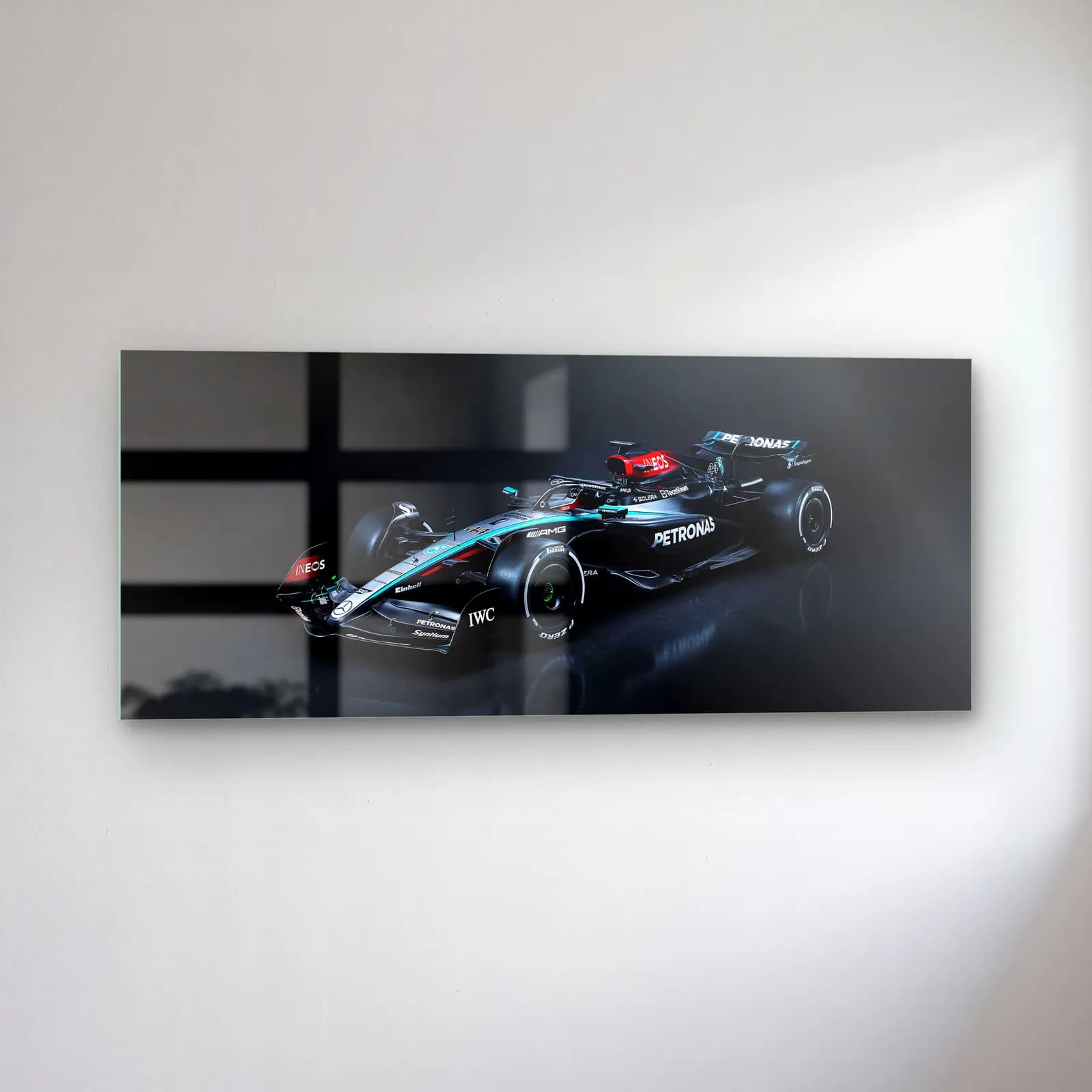 Karanlıkta Mercedes F1 Sağ Açı cam tablo — sol açıdan görünüm