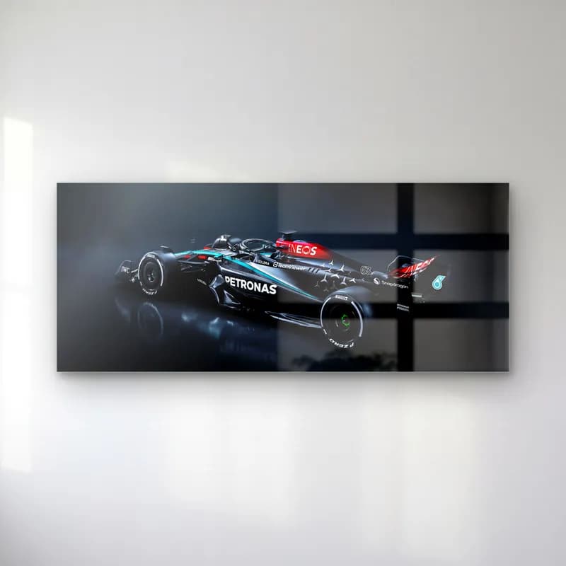 Karanlıkta Mercedes F1 Sol Açı cam tablo — Koyu zeminde soldan açılı duran siyah Mercedes F1 aracı