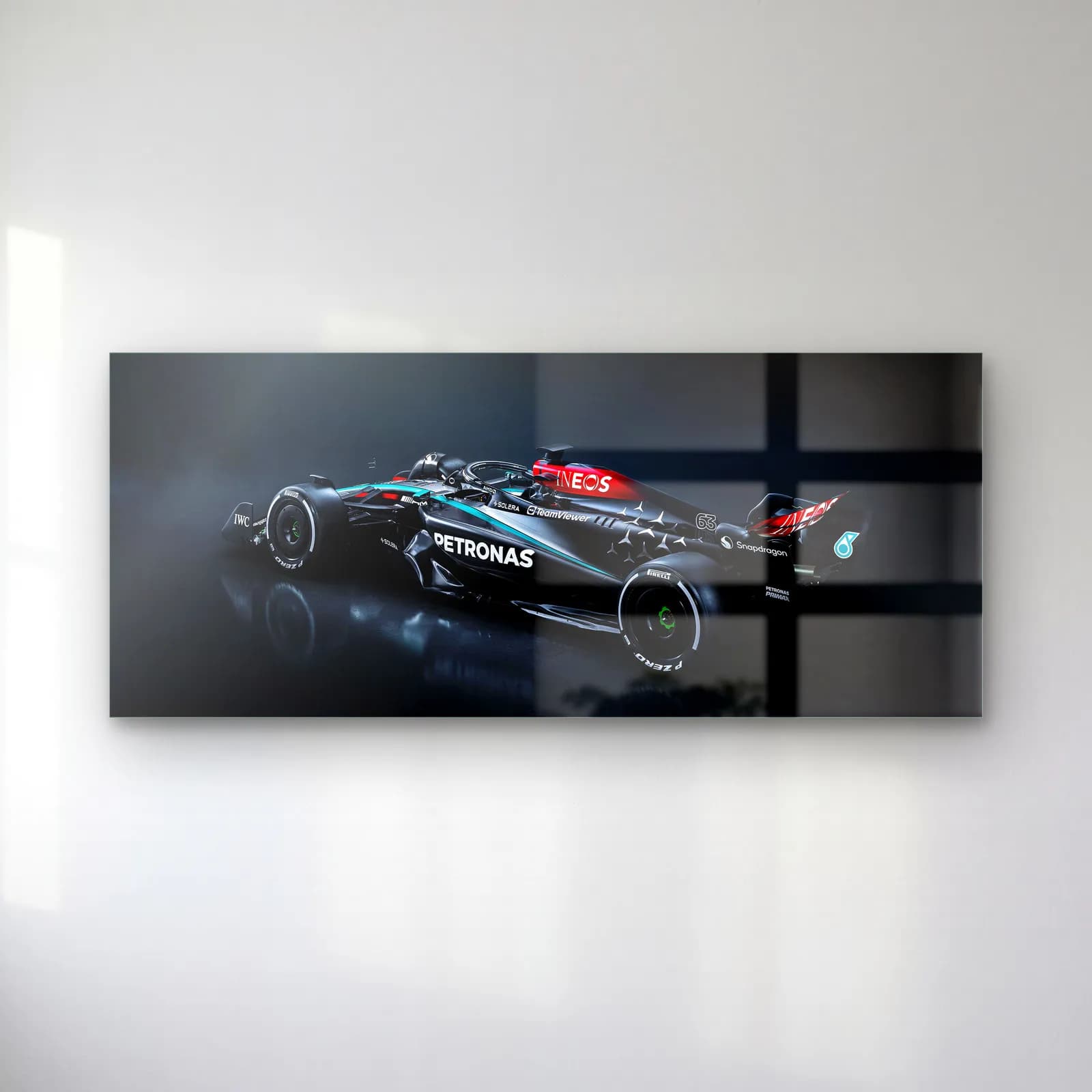 Karanlıkta Mercedes F1 Sol Açı cam tablo — Koyu zeminde soldan açılı duran siyah Mercedes F1 aracı