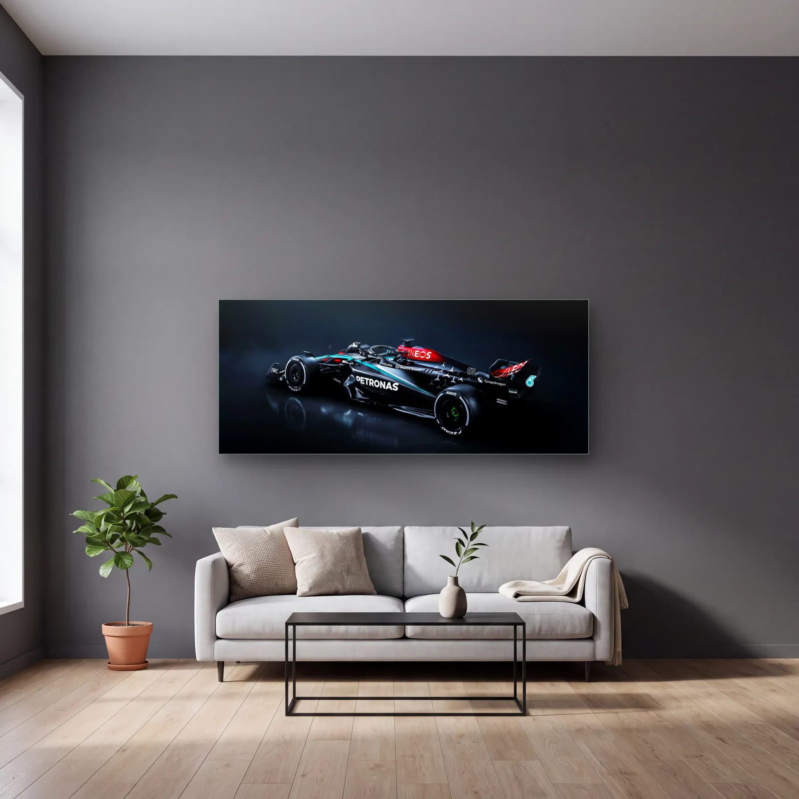 Karanlıkta Mercedes F1 Sol Açı cam tablo — gri duvarlı salonda